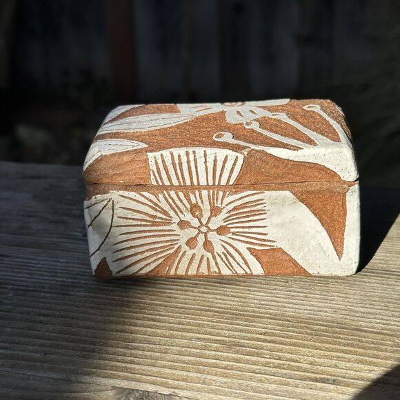 Nicole Pepper ModHomeCeramics White Floral lidded box in Red Clay Kurinuki - Picture 8 of 11